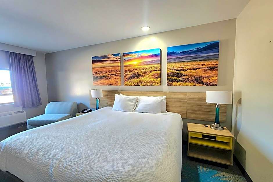 Days Inn & Suites by Wyndham Katy