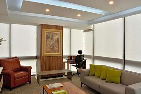 Deluxe Queen Suite