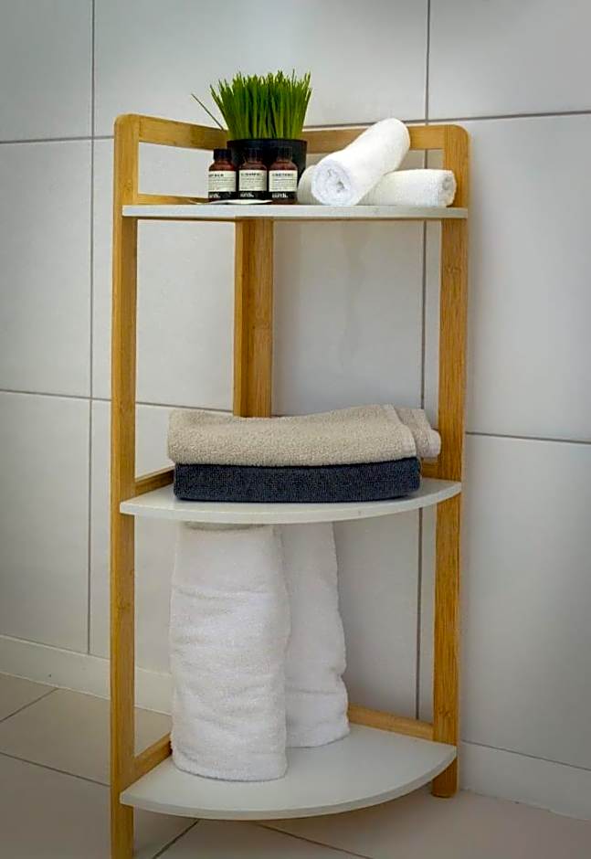 Frimley Lodge Motel - with Airport Shuttle service- Best Location in Town