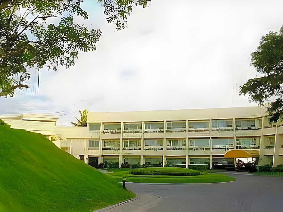 Pinnacle Hotel And Suites