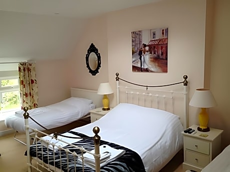 Suite-Deluxe-Ensuite-Chapel View