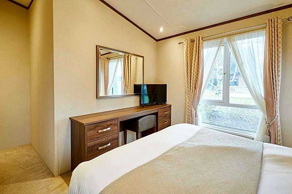 Sutton Lodge with Hot Tub