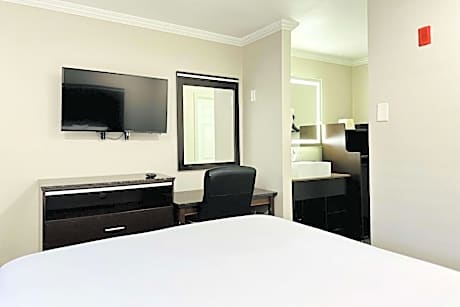 Standard Room, 1 Queen Bed, Accessible Roll-In Shower, Non Smoking