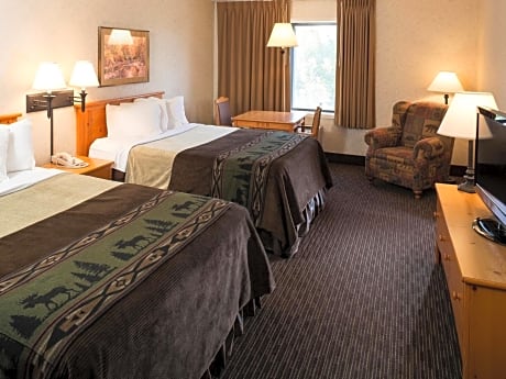 suite, multiple beds (queen/queen/twin size sofa family roo)