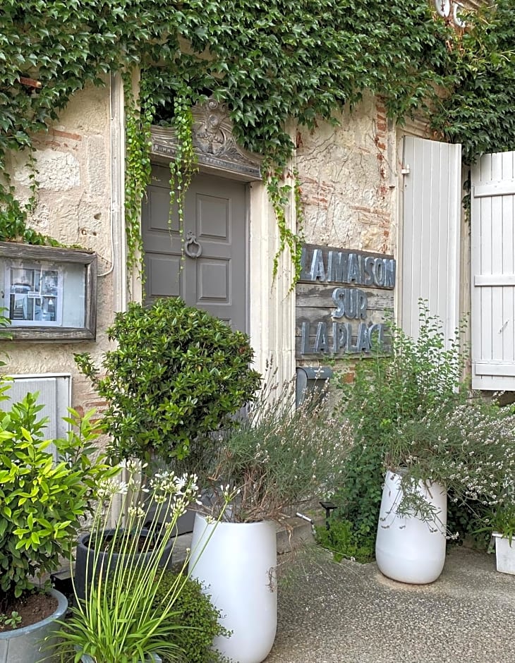 La Maison Sur La Place – Penne-d'Agenais, IN