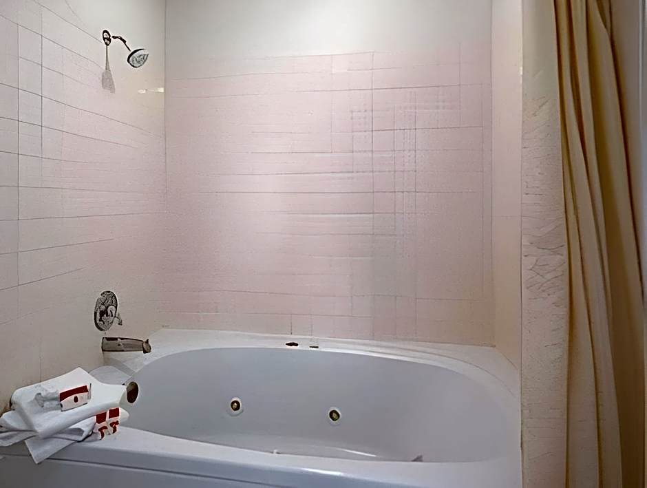 Upper Lake Inn & Suites