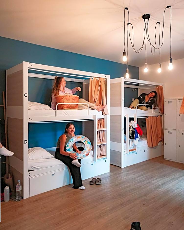 Georges Hostel & Café