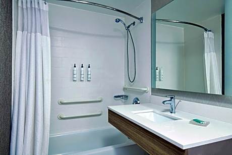 King Suite with Bathtub and Trundle Sofa - Mobility Access/Hearing Accessible