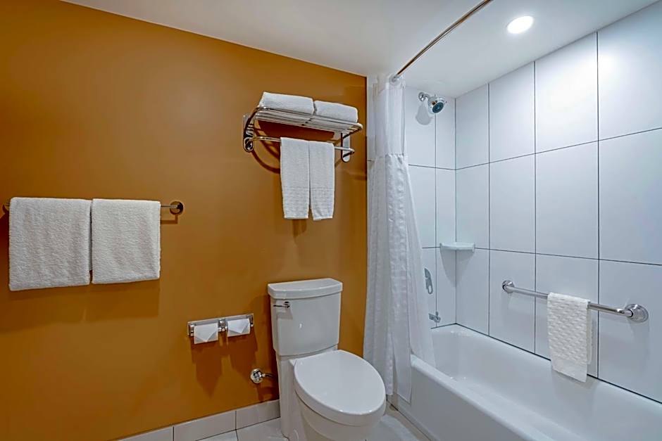 Best Western Plus Emerald Isle Hotel