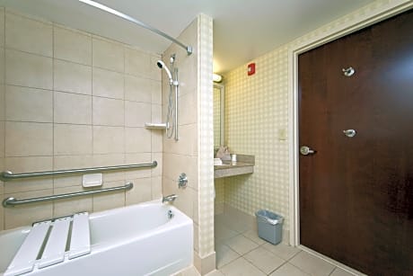 2 Queen Mobility/Hearing Accessible W/Bathtub
