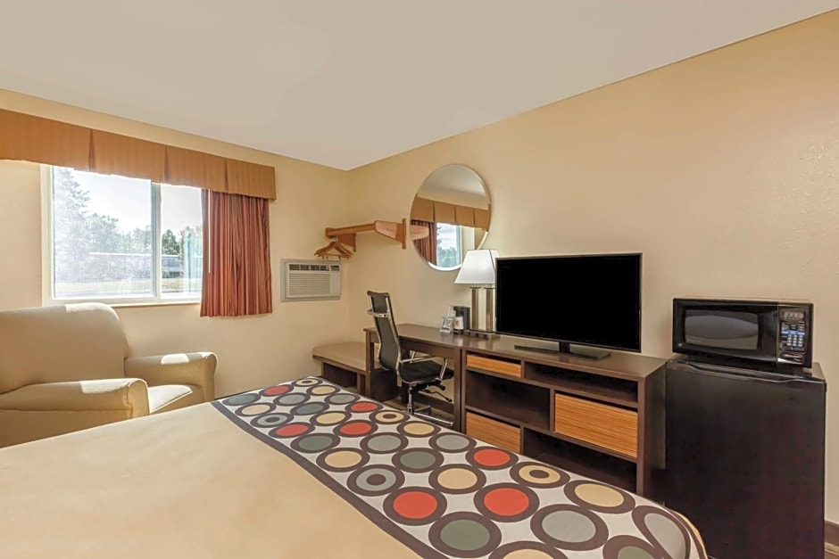Super 8 by Wyndham Latham - Albany Airport