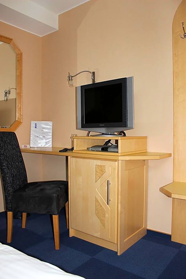 Photo 1 of 4 of Single Room