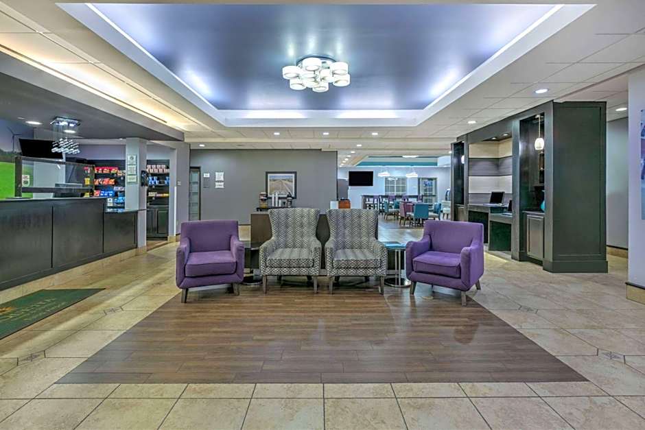 La Quinta Inn & Suites by Wyndham Tulsa Airport