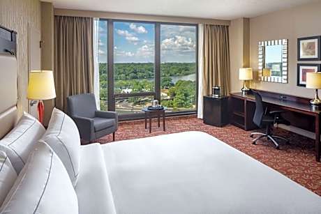 1 King Bed W/River View