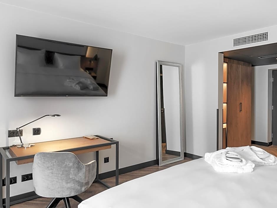 MERCURE KLAIPEDA CITY HOTEL, Meetings, Events, Restaurant & Bar - Accor Group, Pet Stay FREE