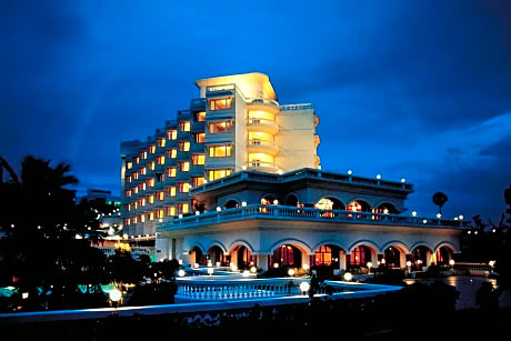 04Deluxe Suite Sea View King Bed