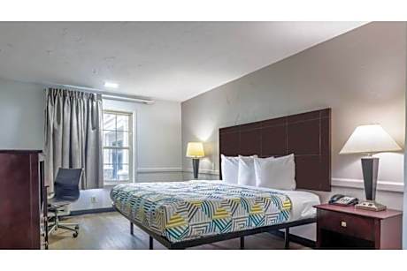 King Room with Roll-in Shower - Disability Access - smoking