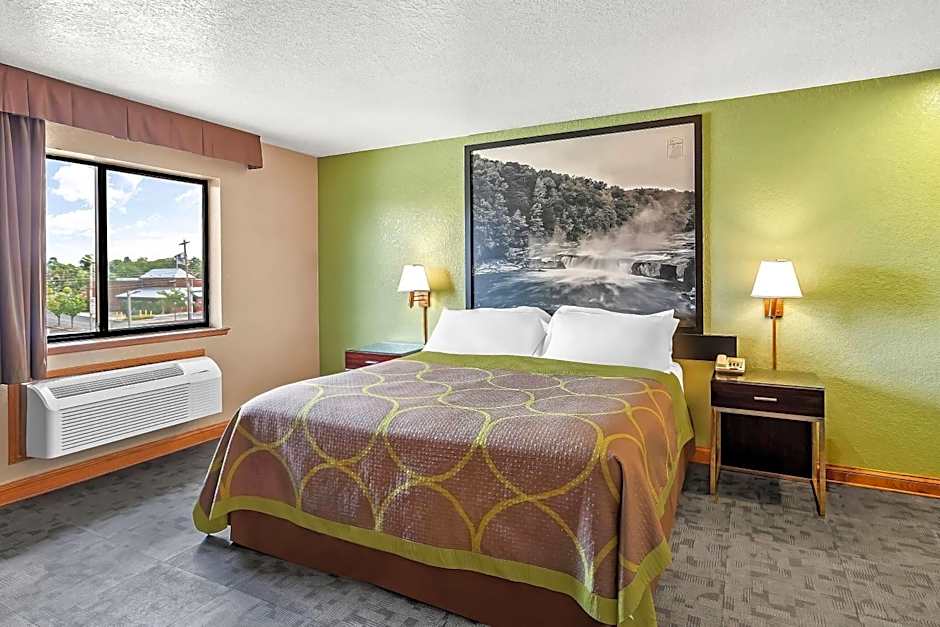 Super 8 by Wyndham Uniontown PA