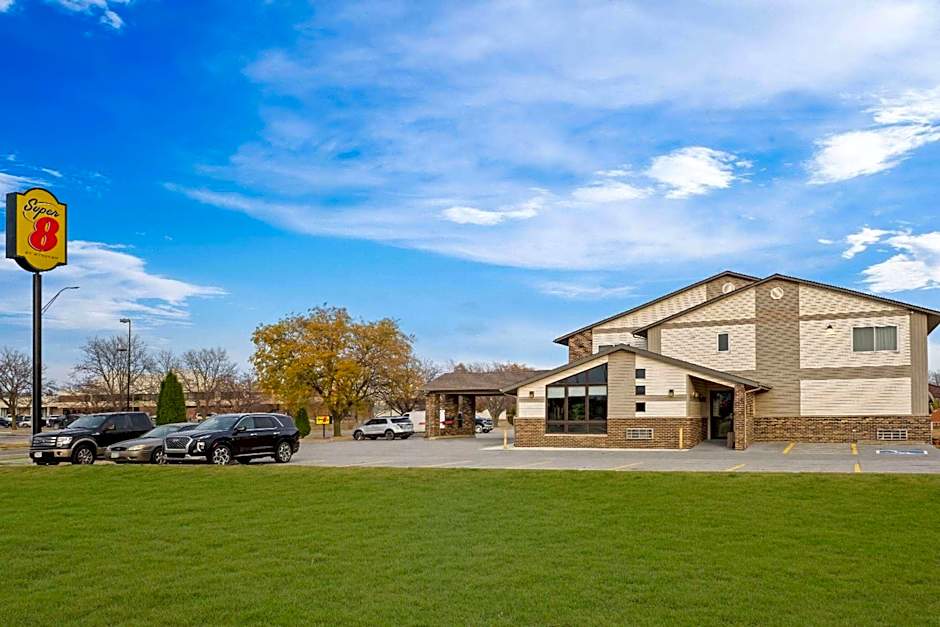 Super 8 by Wyndham Waverly
