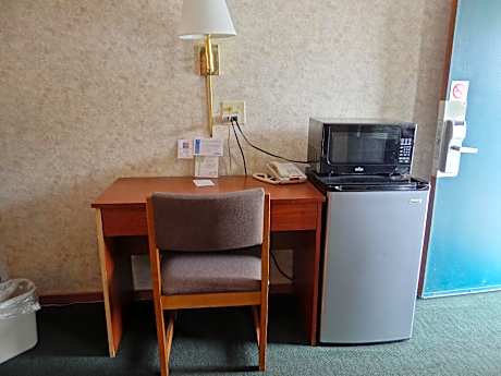 1 King Bed | Mob Acc RI Shwr Nsmk Micfridg