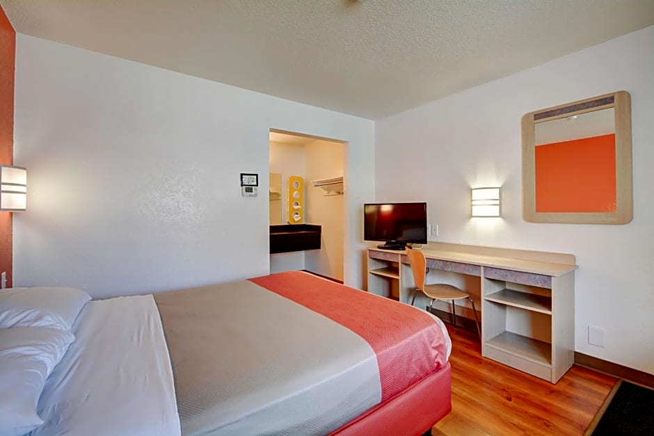 Motel 6-Southington, CT - Hartford