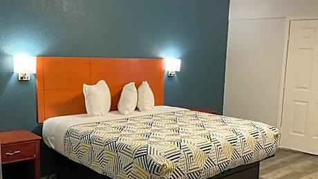 1 King Bed | Mobil Access Tub Nsmk Micfridg