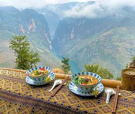 Rocks Ha Giang Hostel & Tour