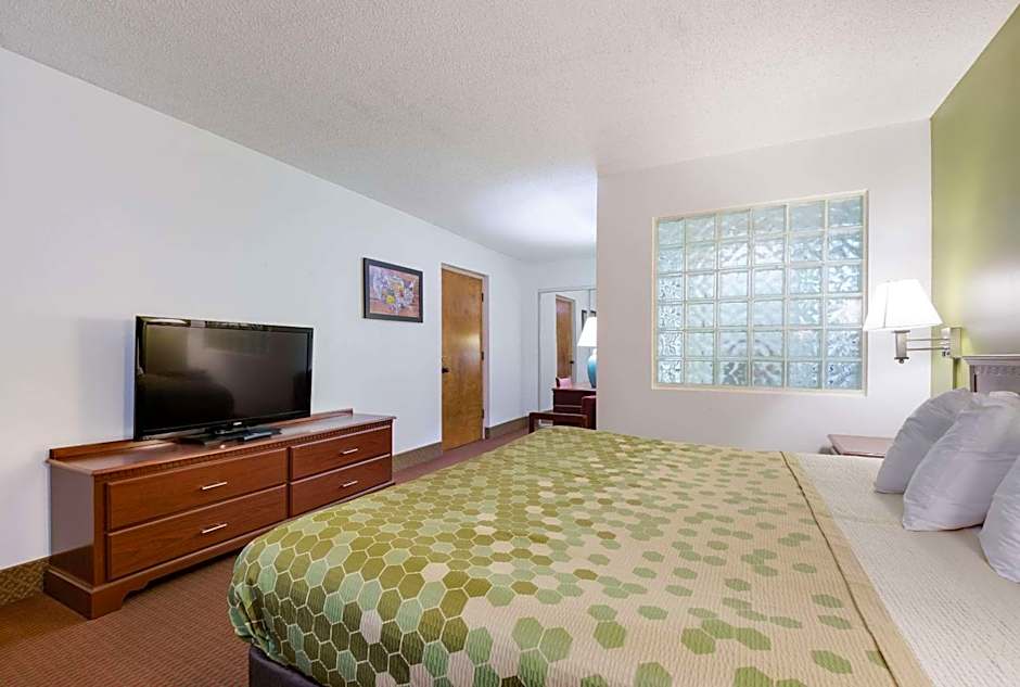 Econo Lodge Inn & Suites East