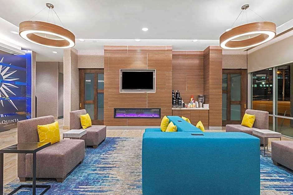 La Quinta Inn & Suites by Wyndham Kansas City Beacon Hill
