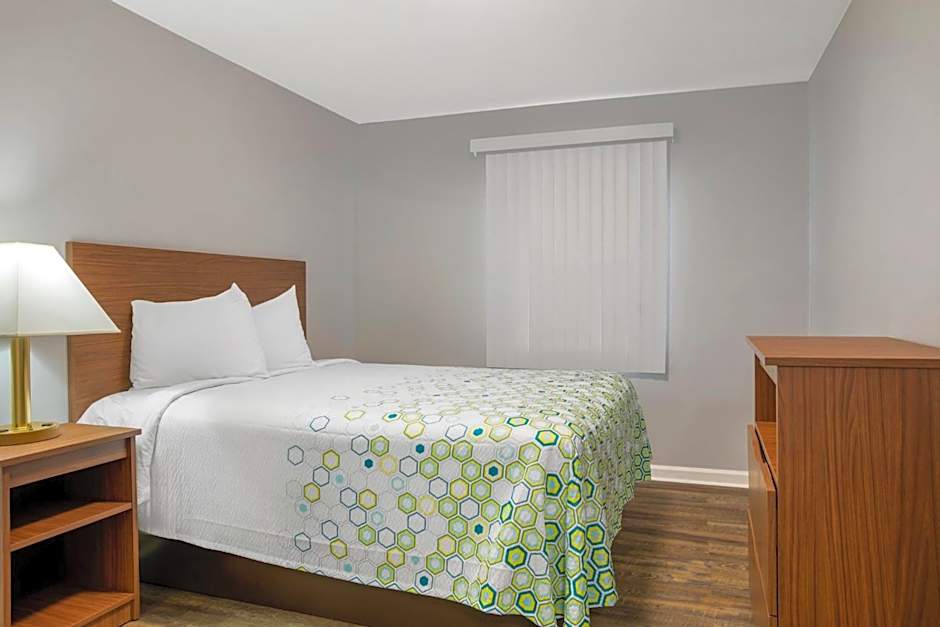 HomeTowne Studios by Red Roof Huntsville - Madison
