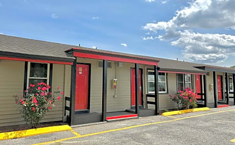 Whistling Pines Motel- Daily and Extended Stay