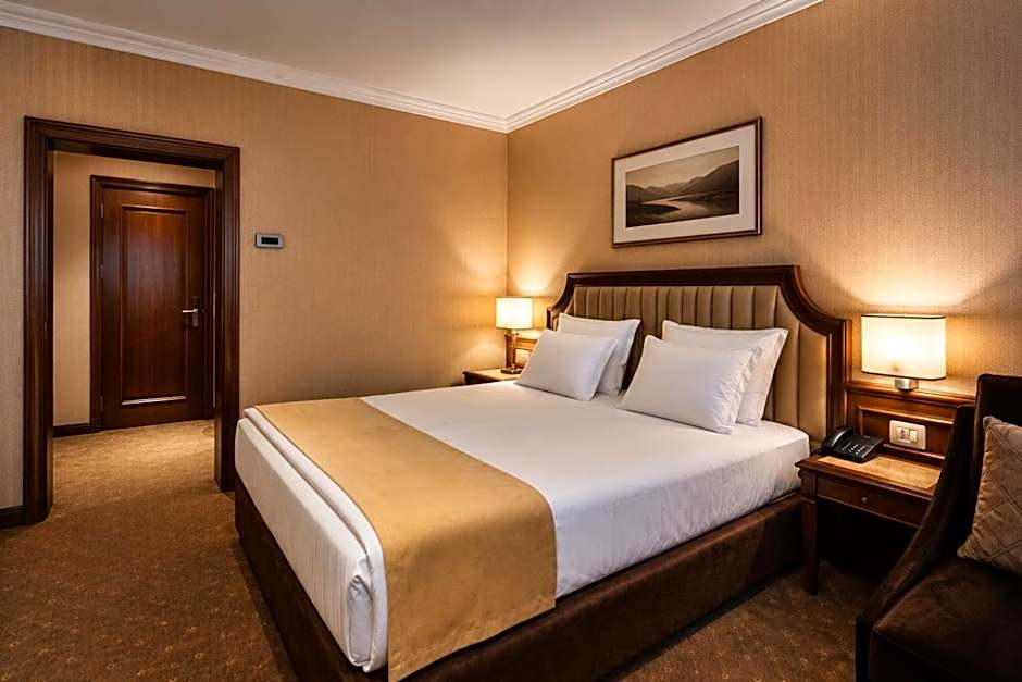 Astoria Grand Hotel