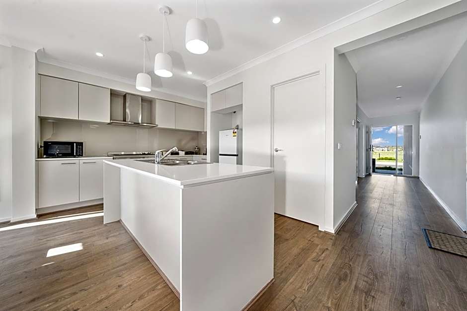 Charming Cozy Stylish Unique Retreat, Steps from Alira Village Mall, Park