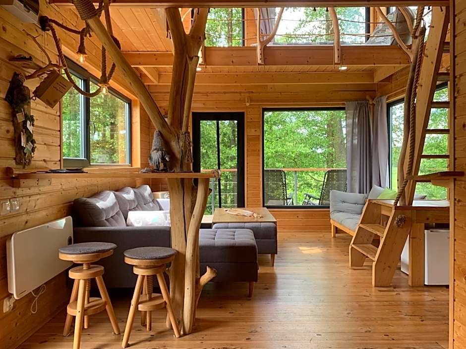 Domek na drzewie w Dolinie Uradu