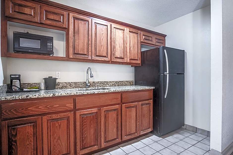 Cottonwood Suites Savannah Hotel & Conference Center