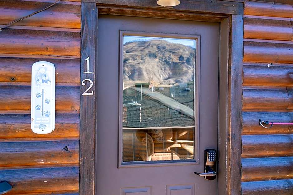Bison Lodge - Lg Home - 2 bedrooms - less than 5 miles to Yellowstone North Entrance, Sleeps up to 8