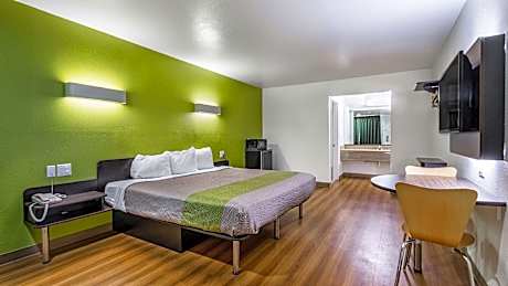 1 King Bed | Mobil Access Tub Nsmk Micfridg