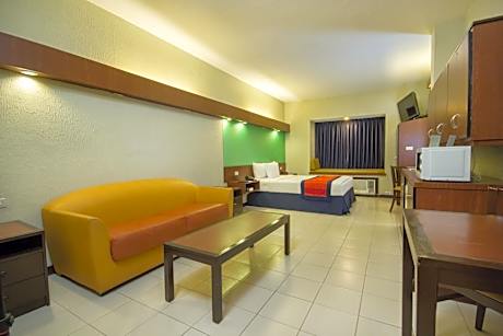 Accessible Queen Suite, Non-Smoking