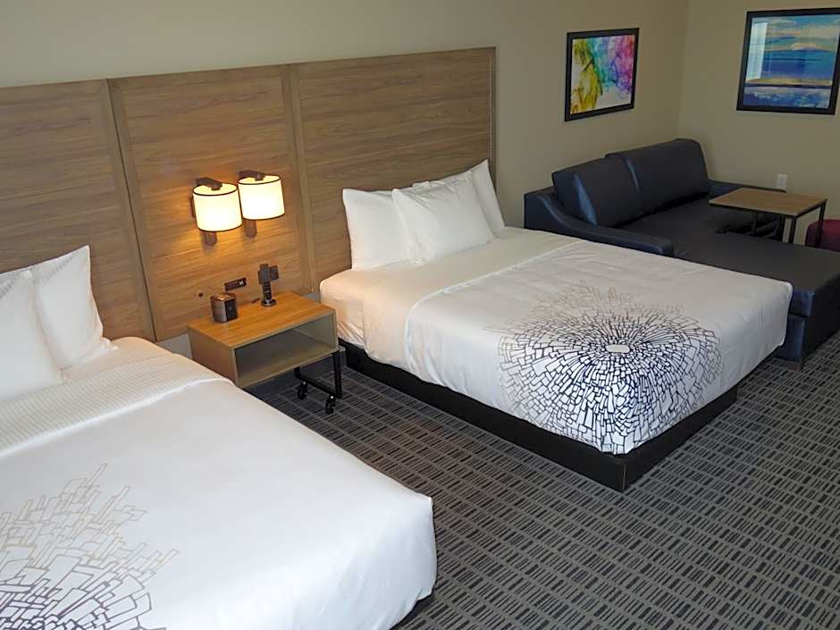 La Quinta Inn & Suites by Wyndham San Antonio Alamo City