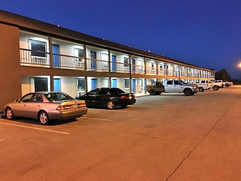 Econo Lodge Inn & Suites