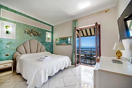 Deluxe Double Room with Balcony and Sea View