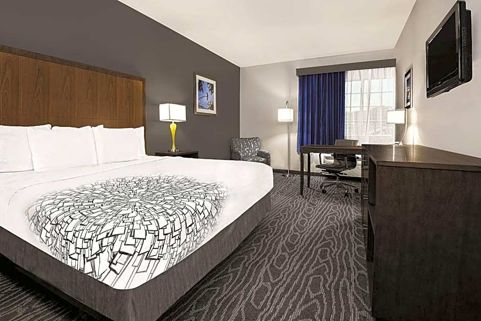 La Quinta Inn & Suites by Wyndham Mercedes Outlet Mall