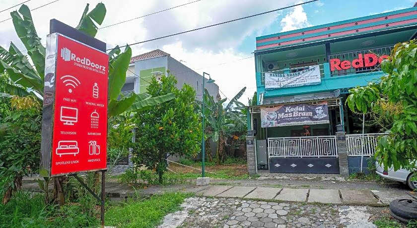 RedDoorz Syariah near RS Mitra Siaga