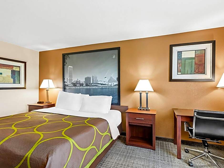 Super 8 by Wyndham Sturtevant Racine