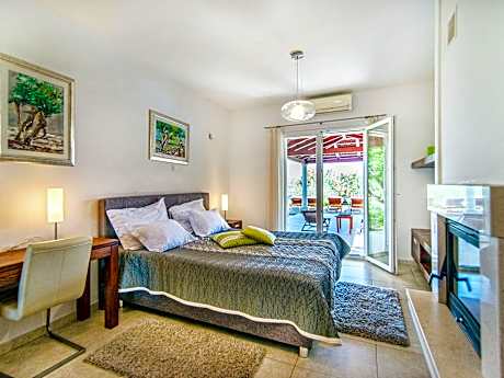 Beautiful villa on the island of Brac with infinity pool, beach at 30 meters