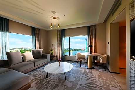 Deluxe King Suite