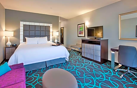 1 King Mobility/hearing Acc Ri Shower Nosmok Vis Firealrm/door/phn Alrt/sofabed Microwv/fridge/hdtv/