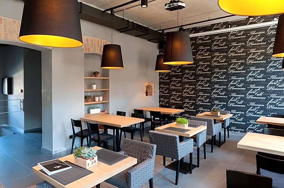 Qbatura Cafe & Hotel