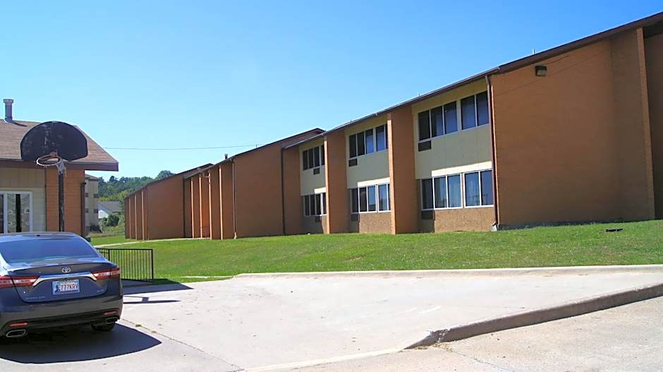 Holiday Lodge & Suites