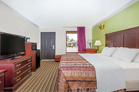 1 King Bed Non-Smoking